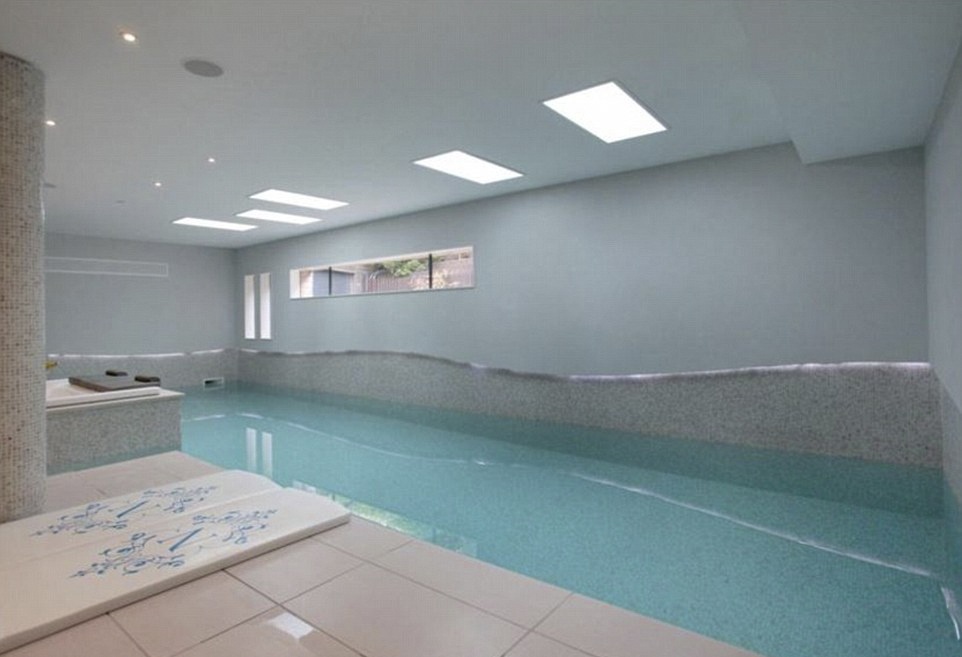 Phil Neville boc hoi 1 trieu bang anh 7