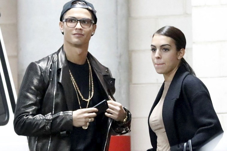 Ronaldo mung sinh nhat voi ban gai trong khach san hinh anh