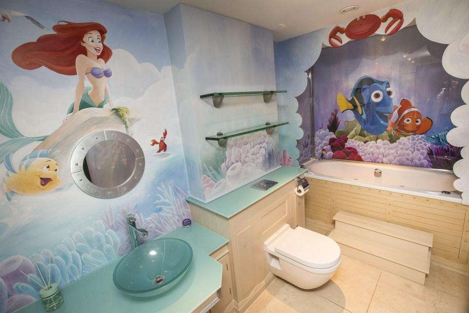 Phil Neville boc hoi 1 trieu bang anh 10