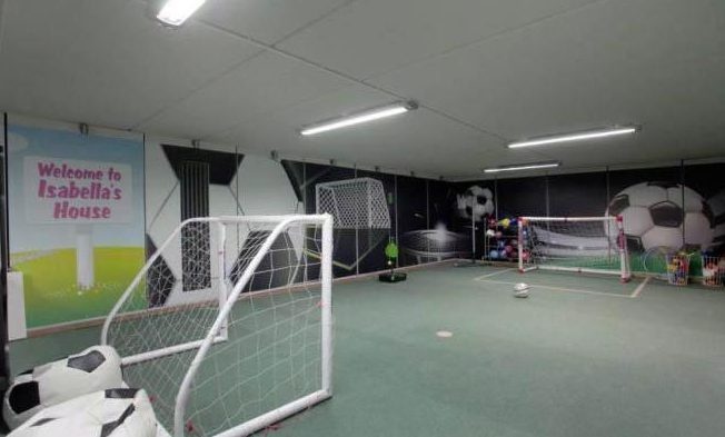 Phil Neville boc hoi 1 trieu bang anh 5