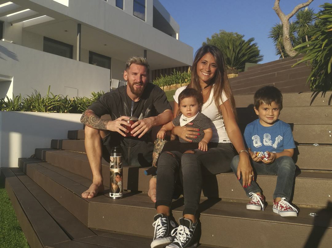 Messi mua nhà hàng xóm ảnh 1 Messi mua nha hang xom anh 1