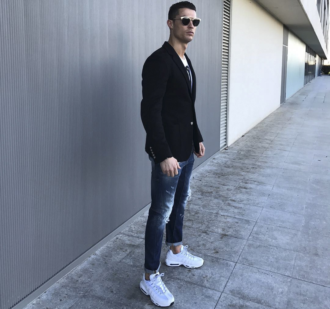 Ronaldo đeo mặt nạ kinh dị ảnh 8 Ronaldo deo mat na kinh di anh 8