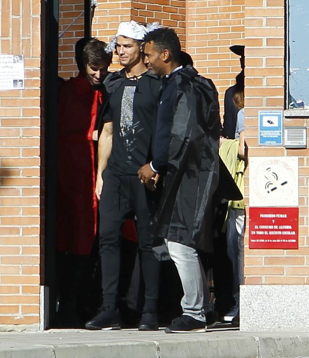 Ronaldo đeo mặt nạ kinh dị ảnh 5 Ronaldo deo mat na kinh di anh 5