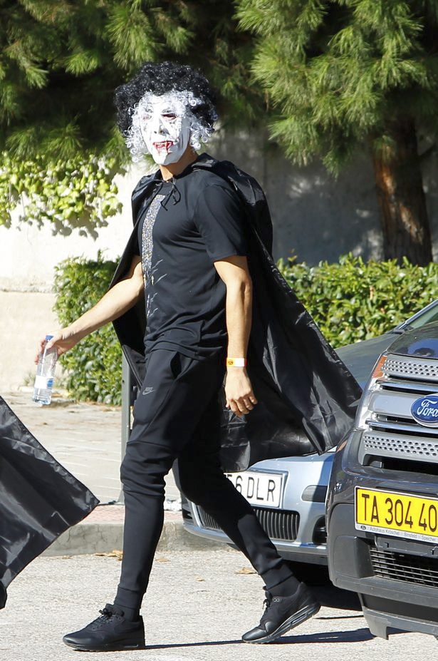Ronaldo đeo mặt nạ kinh dị ảnh 1 Ronaldo deo mat na kinh di anh 1