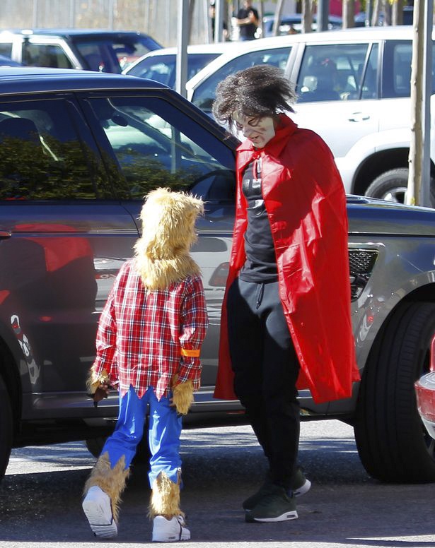 Ronaldo đeo mặt nạ kinh dị ảnh 4 Ronaldo deo mat na kinh di anh 4