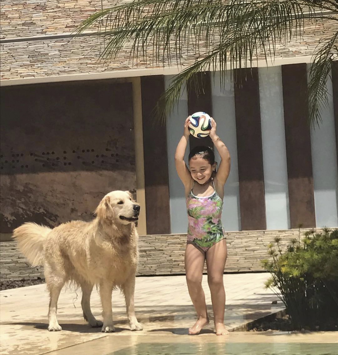 Con trai Messi chơi đùa cùng chó ảnh 4 Con trai Messi choi dua cung cho anh 4