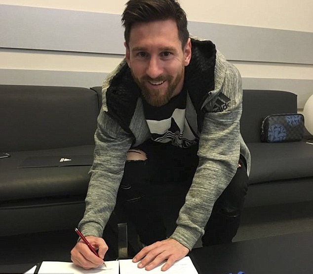 Con trai Messi chơi đùa cùng chó ảnh 2 Con trai Messi choi dua cung cho anh 2