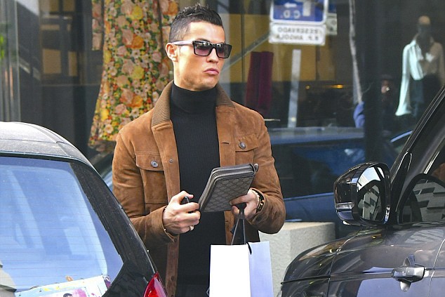 Ronaldo mua qua Valentine tang ban gai hinh anh