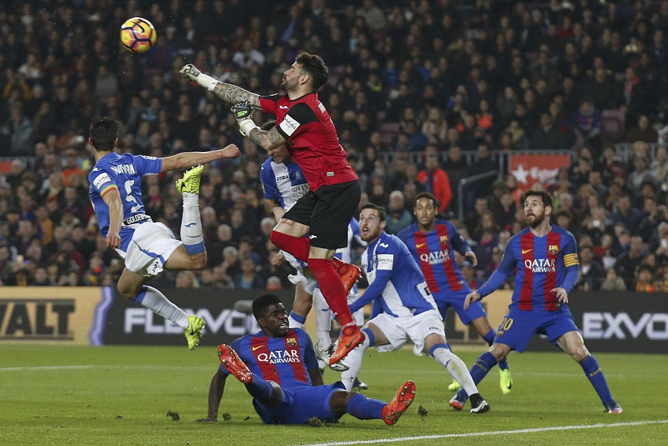 Neymar 'đóng kịch' phút 89 ảnh 2 Neymar 'dong kich' phut 89 anh 2