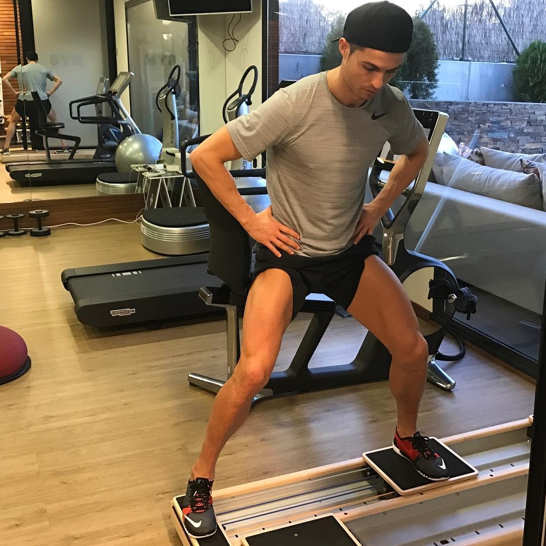 Ronaldo khoe sieu xe anh 2