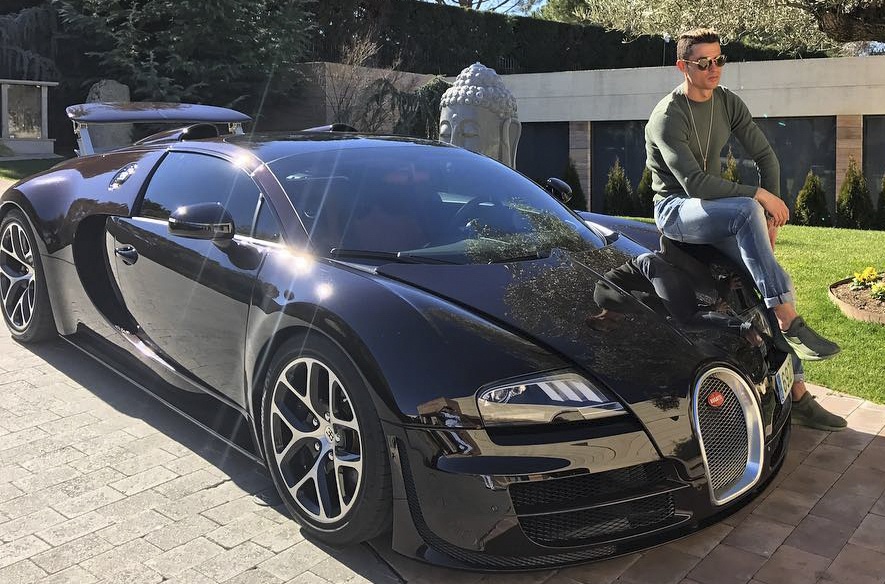 Ronaldo khoe sieu xe, Messi du su kien o Ai Cap hinh anh