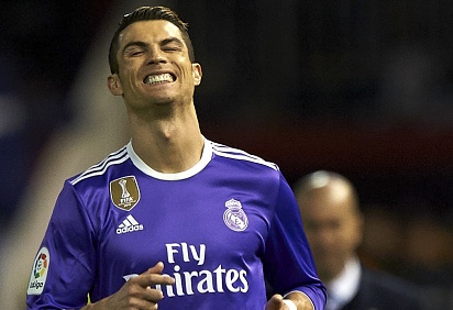 Ronaldo lap cong, Real van bai tran truoc Valencia hinh anh