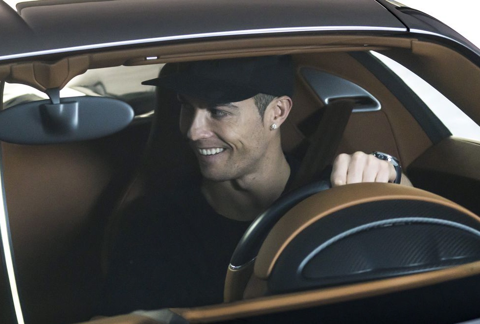 Ronaldo chay thu sieu xe dat van toc 420 km/h hinh anh