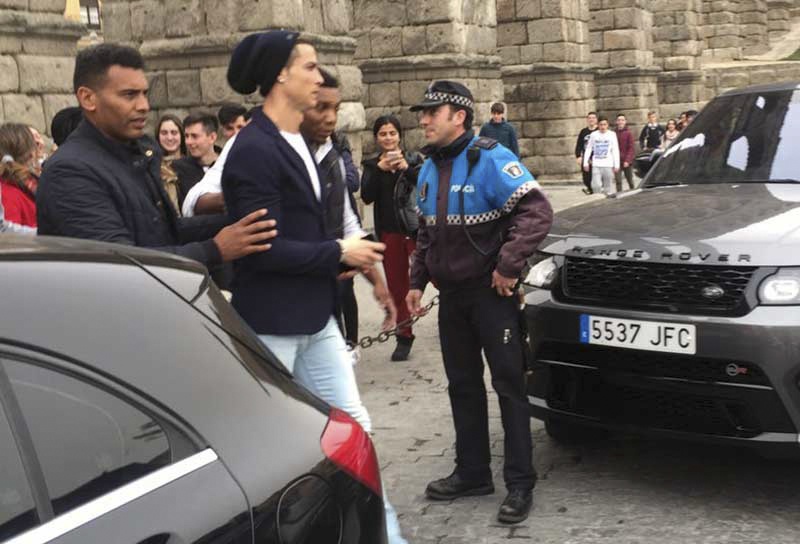 Ban gai Ronaldo bi chi trich anh 7