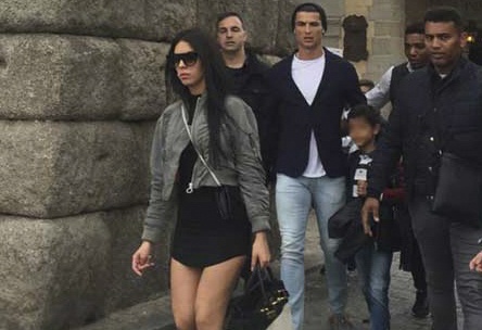 Ban gai Ronaldo bi chi trich vi mac vay qua ngan hinh anh