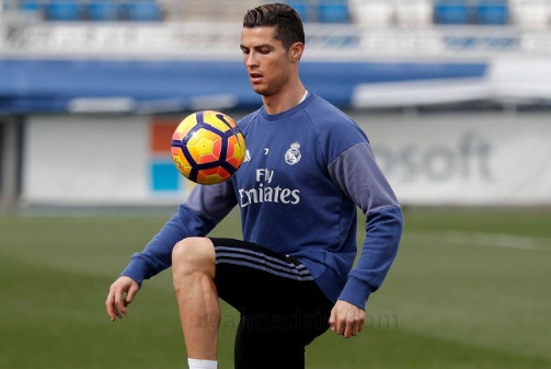 Ronaldo phai tap mot minh sau tran hoa that vong hinh anh