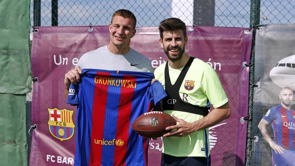 Messi lot thom khi dung canh cau thu anh 3