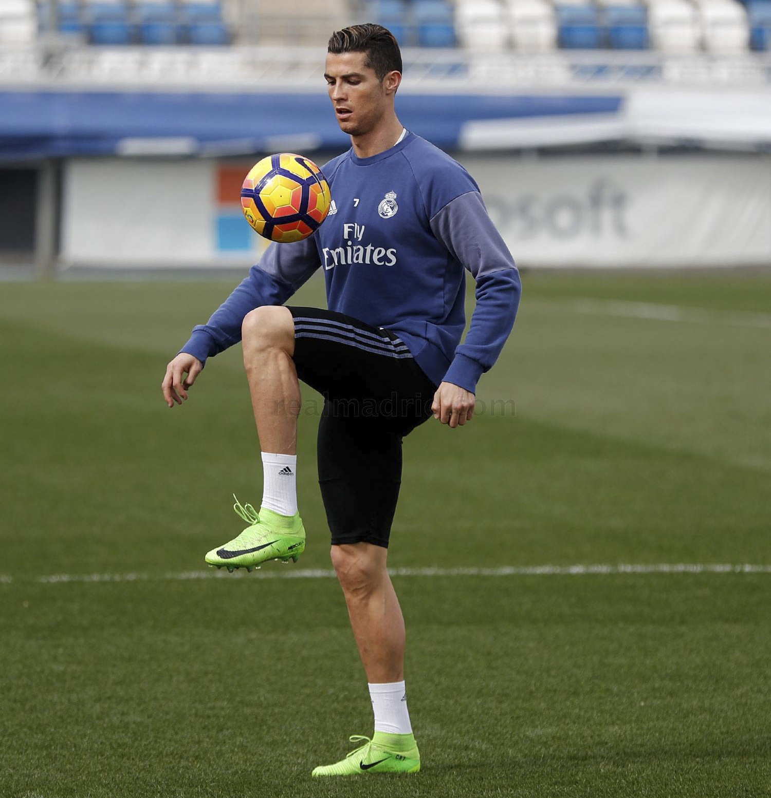 Ronaldo phai tap mot minh anh 2