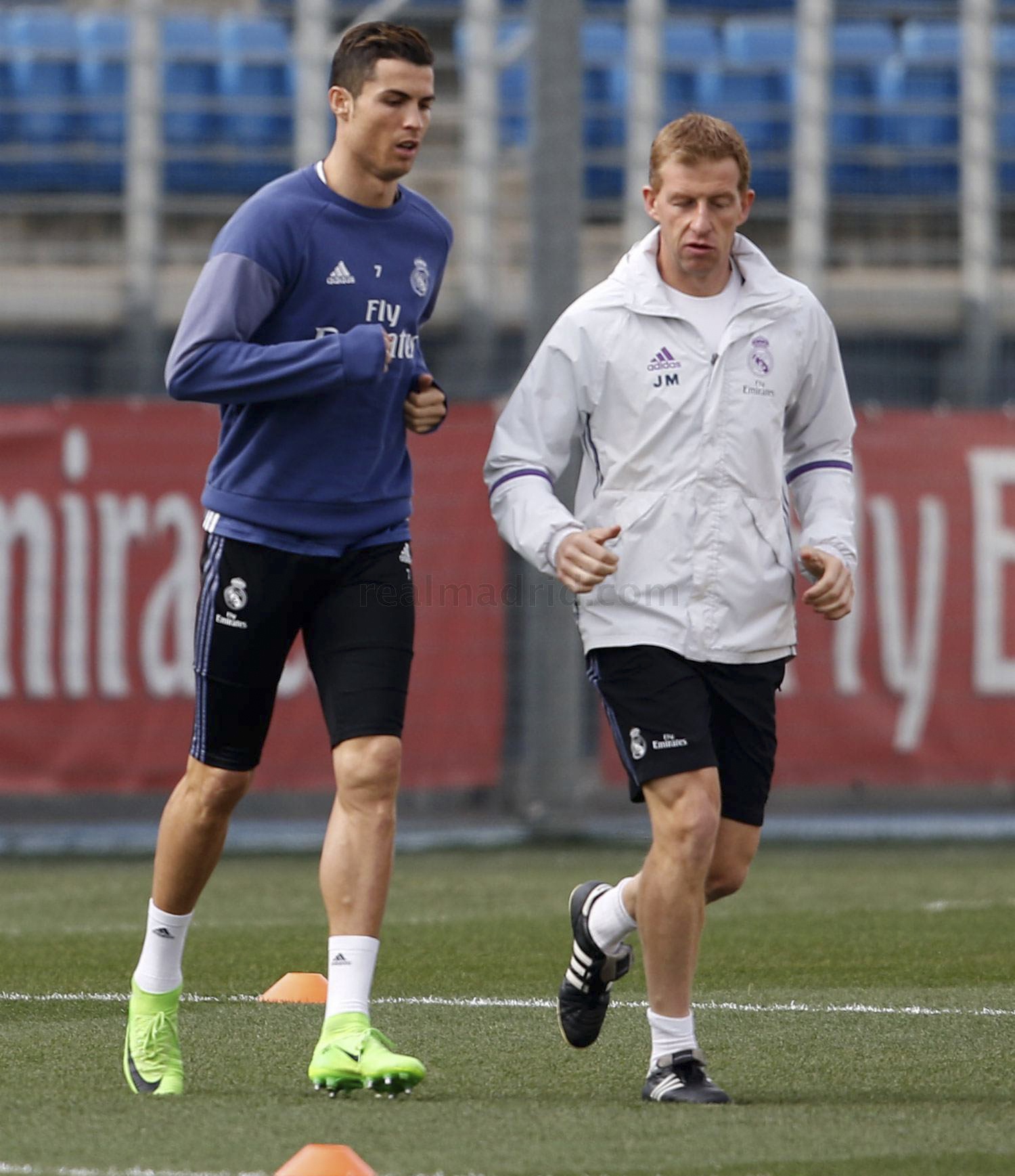 Ronaldo phai tap mot minh anh 3