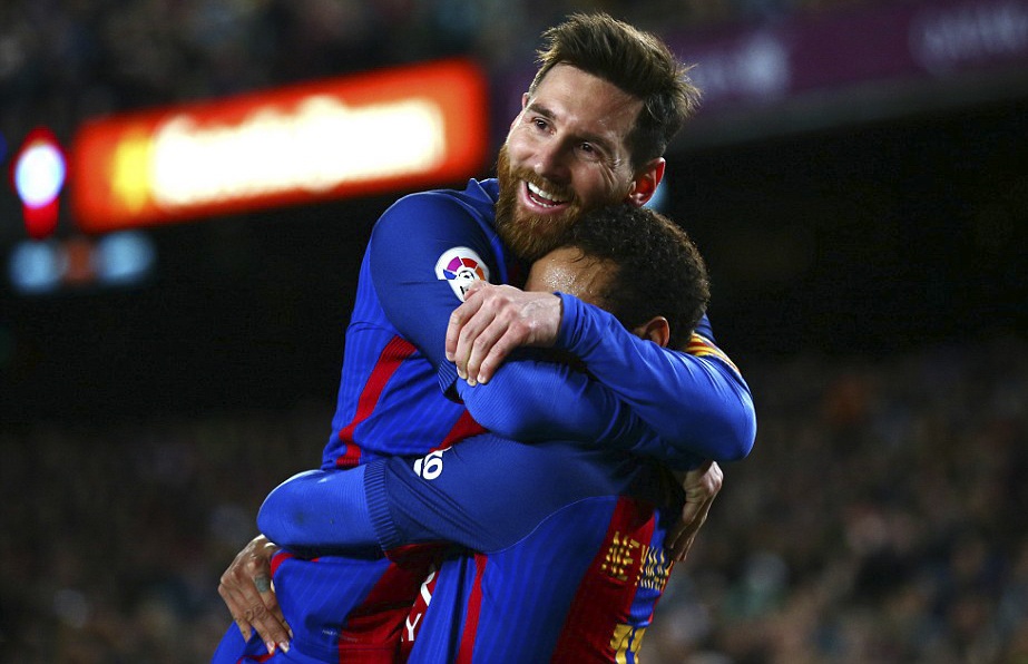 Messi lap cu dup ban thang va kien tao, Barca doi lai ngoi dau hinh anh