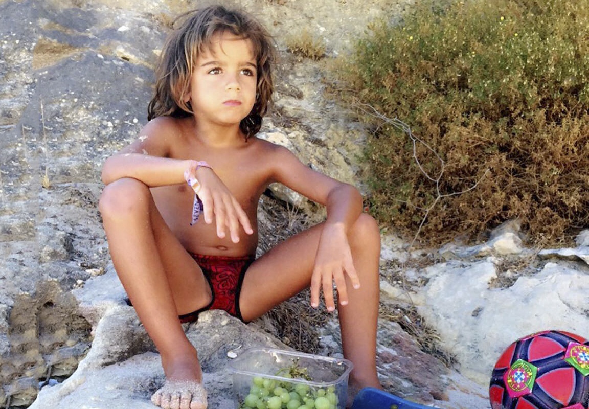 Chau trai Ronaldo de toc nhu Messi, an mung kieu CR7 hinh anh