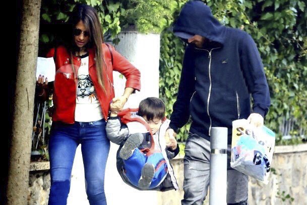 Messi dao pho mua sam cung gia dinh hinh anh