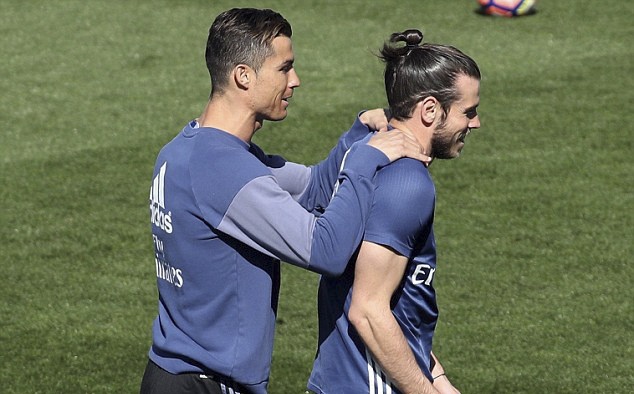 Ronaldo vui ve treu dua Bale tren san tap hinh anh