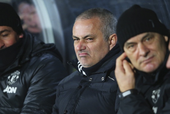 Roy Keane tuc gian che Mourinho qua ‘dan ba’ hinh anh