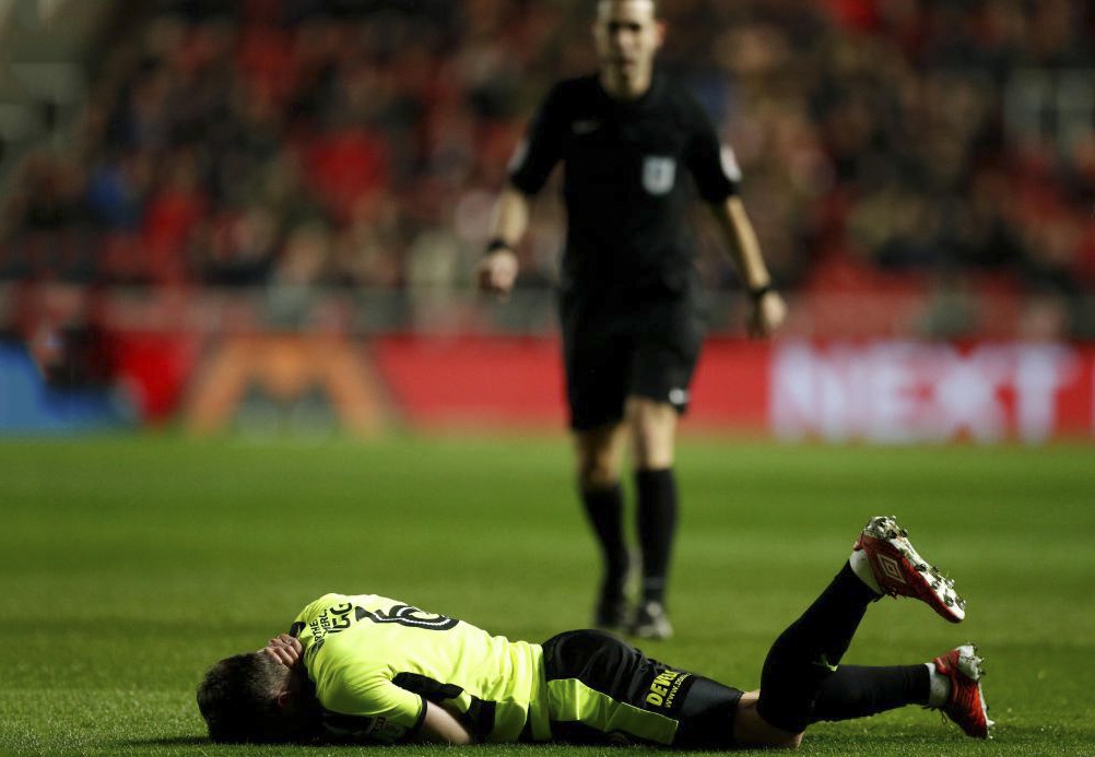 Cau thu nhap vien vi huc nguc dong doi hinh anh