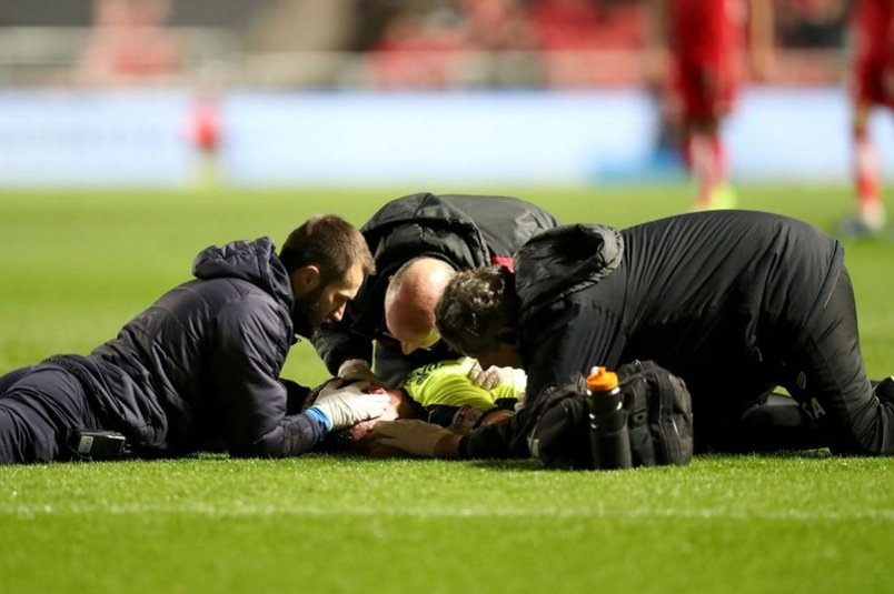 cầu thủ nhập viện vì chấn thương cổ ảnh 1 cau thu nhap vien vi chan thuong co anh 1