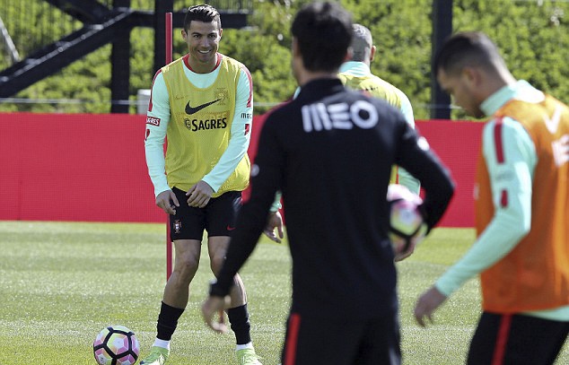 Ronaldo tuoi cuoi tap luyen anh 1