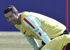 Ronaldo tuoi cuoi tap luyen sau khi duoc vinh danh hinh anh