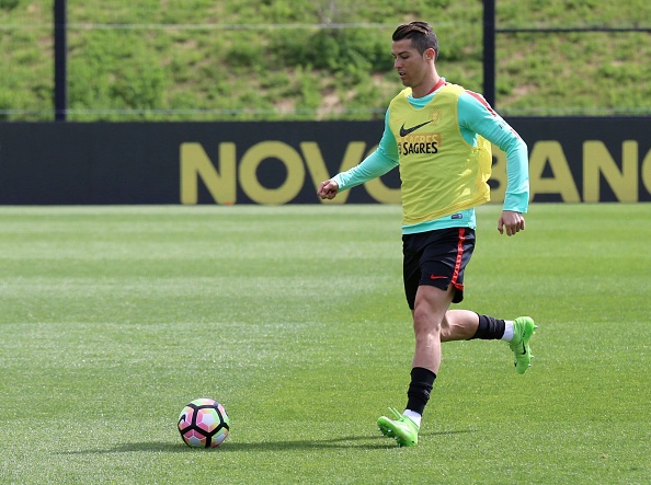 Ronaldo tuoi cuoi tap luyen anh 3