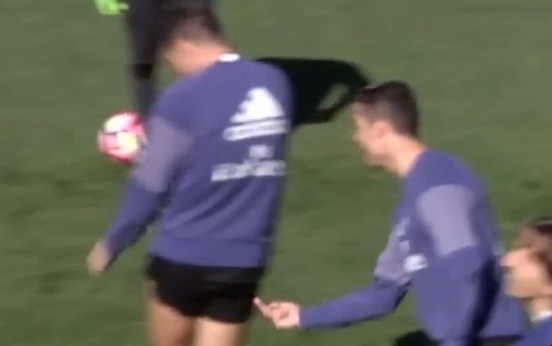 Ronaldo choc tay vao cho nhay cam cua Pepe hinh anh