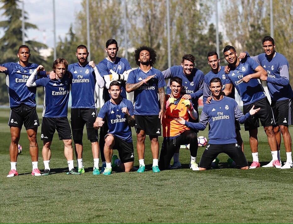 Ronaldo dùng tay chọc vào chỗ nhạy cảm ảnh 9 Ronaldo dung tay choc vao cho nhay cam anh 9