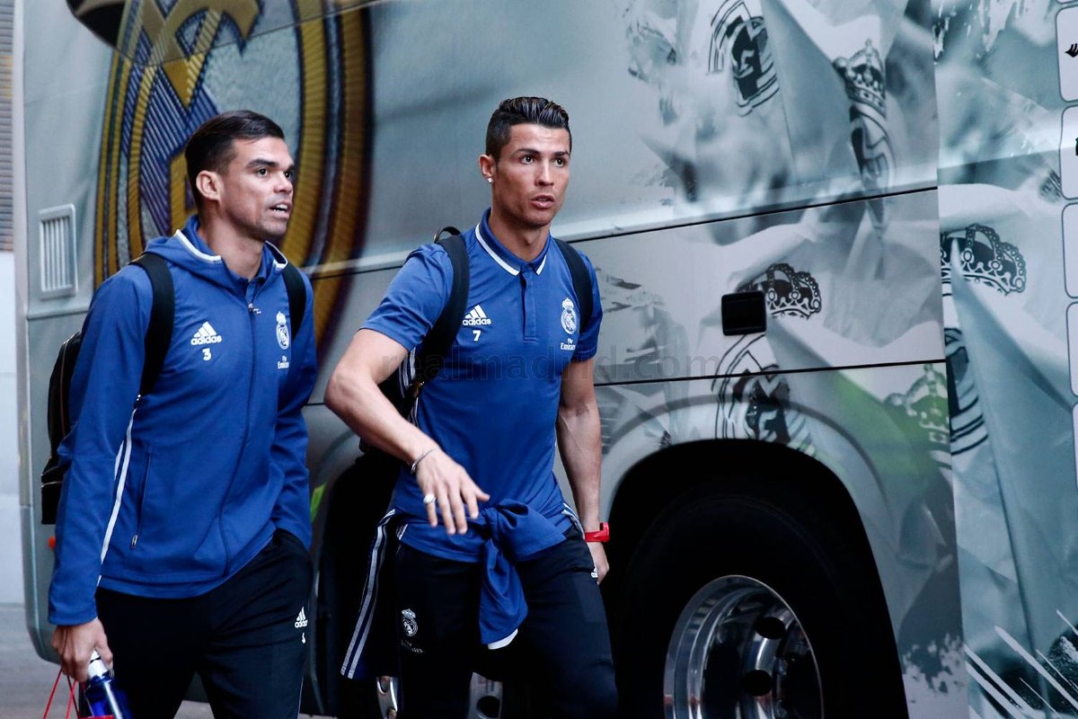 Ronaldo dùng tay chọc vào chỗ nhạy cảm ảnh 3 Ronaldo dung tay choc vao cho nhay cam anh 3