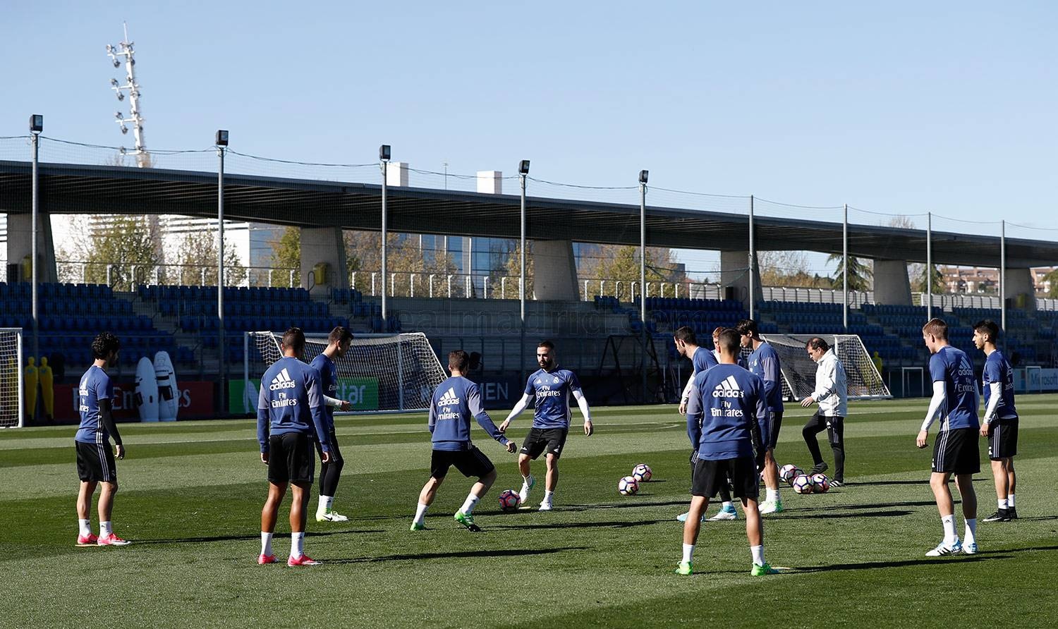 Ronaldo dung tay choc vao cho nhay cam anh 1