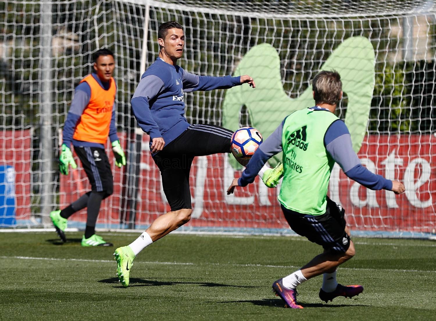 Ronaldo dung tay choc vao cho nhay cam anh 2