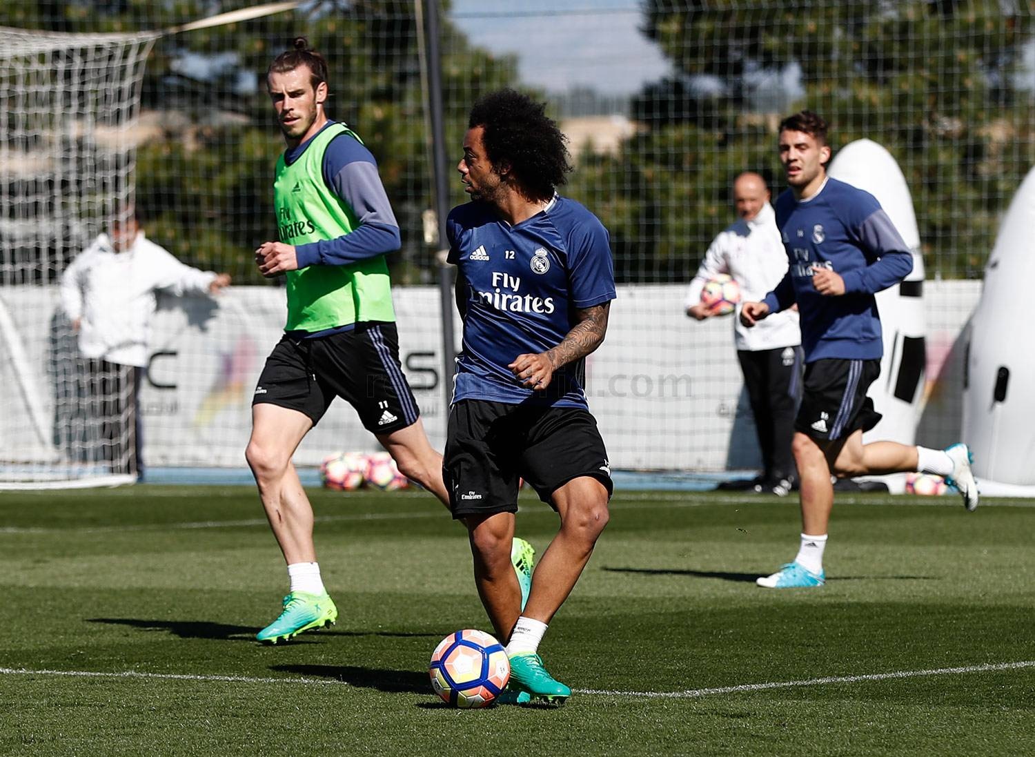 Ronaldo dung tay choc vao cho nhay cam anh 7