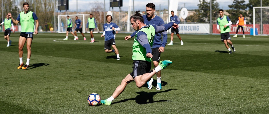 Ronaldo dùng tay chọc vào chỗ nhạy cảm ảnh 6 Ronaldo dung tay choc vao cho nhay cam anh 6