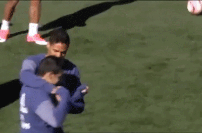 Khoanh khac treu dua dong doi nhay cam cua Ronaldo tren san tap hinh anh