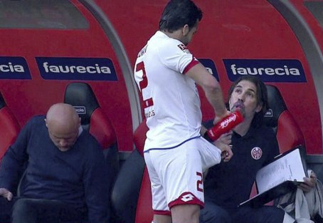 Hanh dong lam mat nhay cam cua cau thu Bundesliga hinh anh