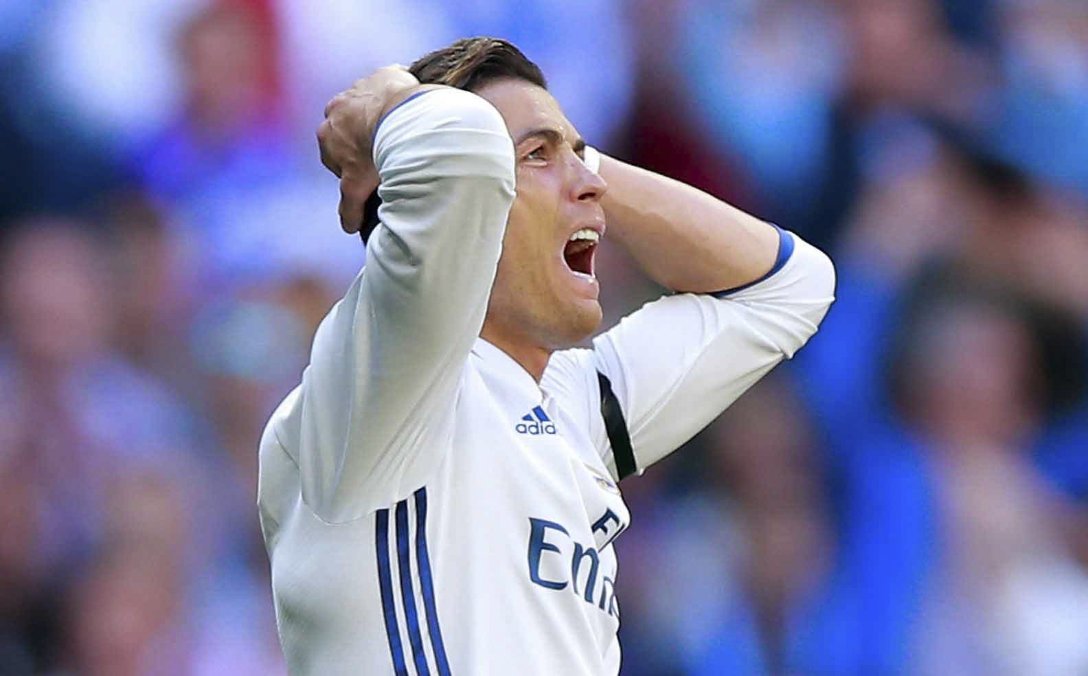 Ronaldo tiec nuoi vi ban thang bi can pha tren vach voi hinh anh