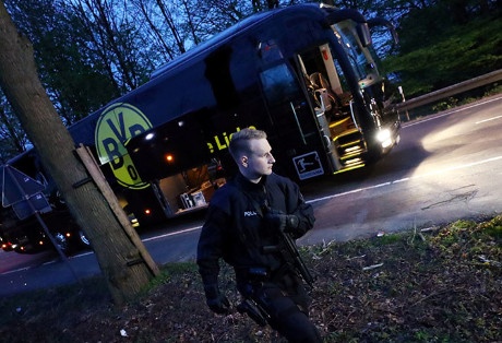 Canh sat bat ke tinh nghi danh bom xe bus Dortmund hinh anh