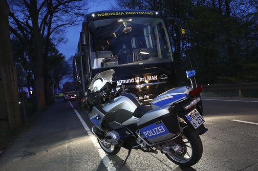 Khung bo nhan trach nhiem danh bom xe bus Dortmund hinh anh