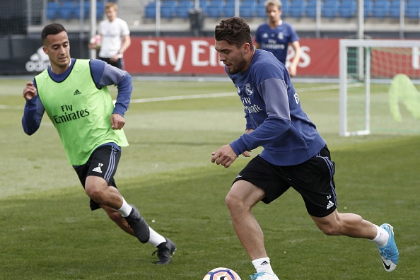 Ronaldo nhan mon qua ky niem cot moc lich su hinh anh