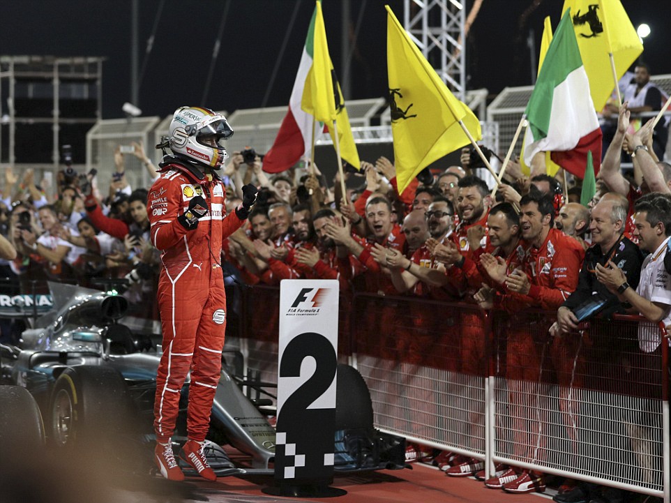 Hamilton bi phat anh 2