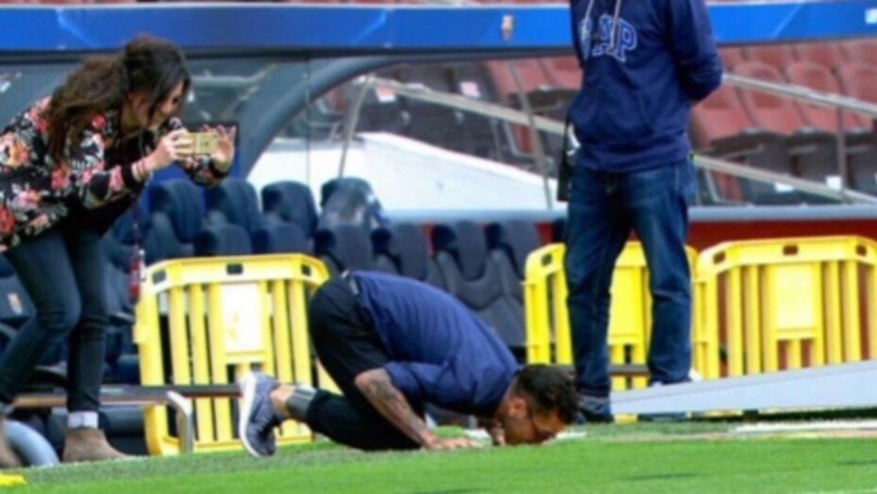 Mai chao dong nghiep cu, Dani Alves quen vao san thi dau hinh anh