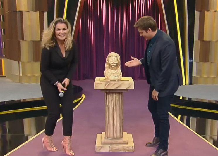 Chị gái Ronaldo nhận bức tượng xấu xí ảnh 1 Chi gai Ronaldo nhan buc tuong xau xi anh 1