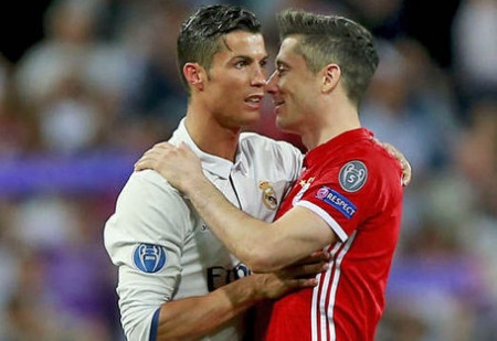 Ronaldo ga gam Lewandowski ve Real ngay tren san hinh anh